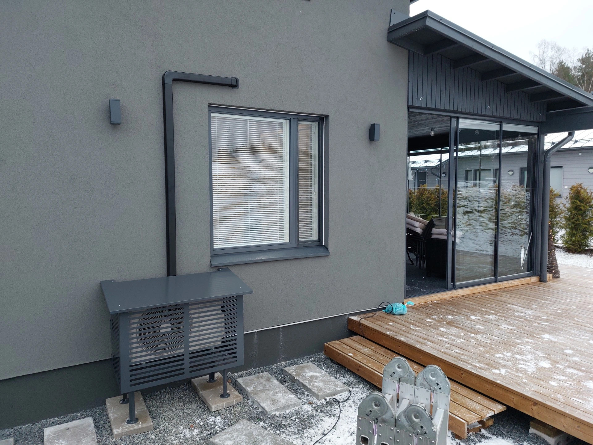 Pidemmälle yksilöityasennus. Mustat kourut. Maateline maalattu kotelon väriin jne. Samsung Wind Free Geo